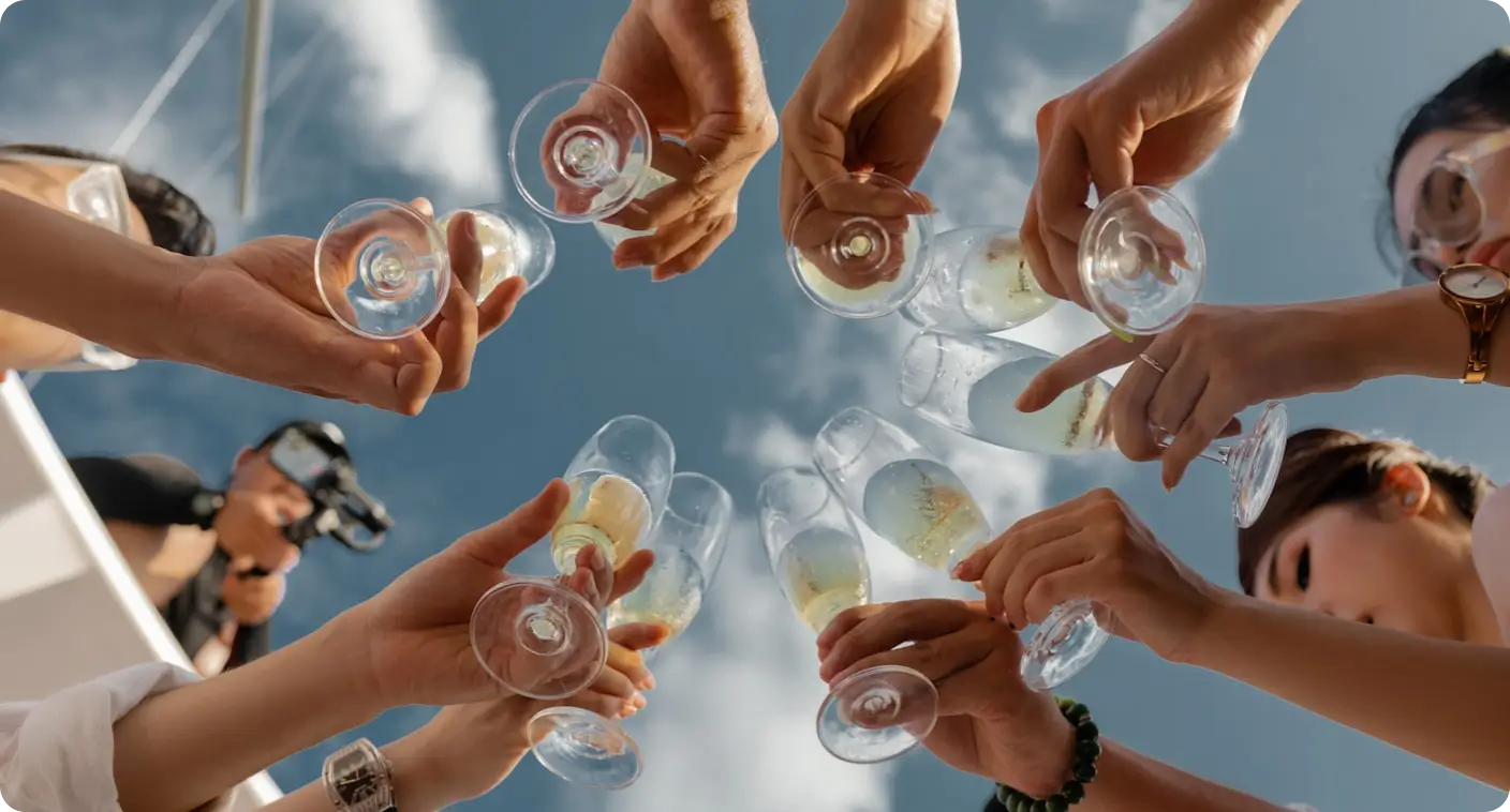 Grupo de amigos celebrando una actividad al aire libre