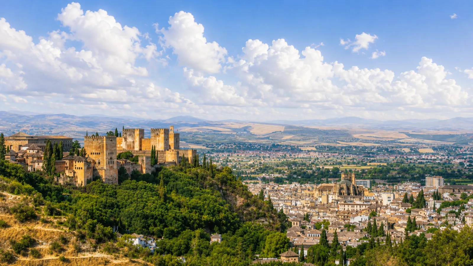 Qué hacer en Granada: vista de la Alcazaba de la Alhambra y el centro de la ciudad