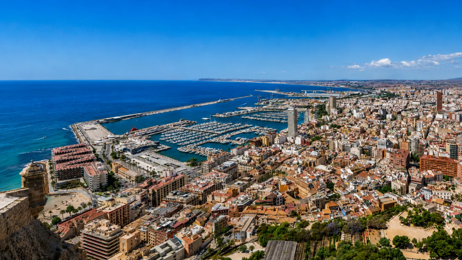 Qué ver en Alicante: panorámica del puerto y el centro desde el Castillo de Santa Bárbara
