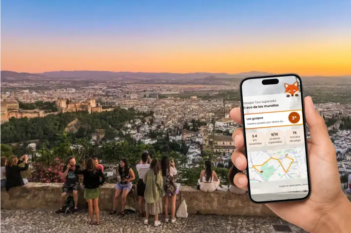 Móvil con el juego de Escapeo ante la Alhambra desde un mirador de Granada