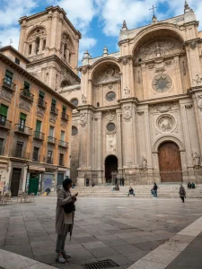 Fachada barroca de la Catedral de Granada y su torre desde la plaza de las Pasiegas