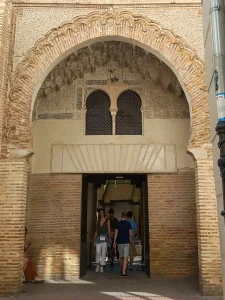 Portada nazarí de arco de herradura del Corral del Carbón, en el centro de Granada