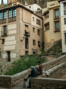 Casas de ladrillo con miradores de madera junto al río Darro, en la Carrera del Darro de Granada
