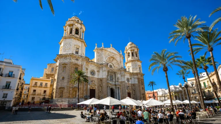Plaza de la Catedral de Cádiz con sus terrazas al pie de la fachada
