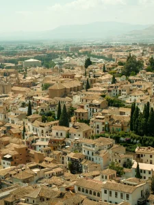 Tejados y cipreses del barrio del Albaicín de Granada vistos desde lo alto
