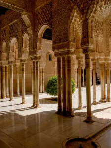 Columnas de mármol y yeserías del Patio de los Leones en la Alhambra de Granada