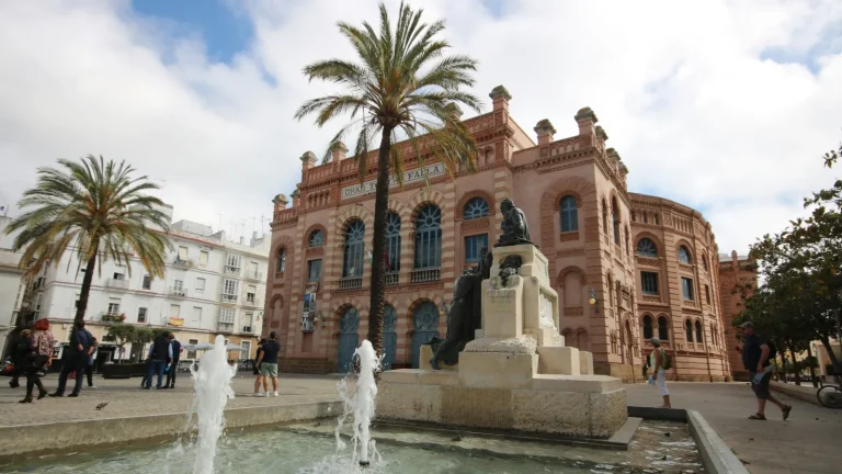 Gran Teatro Falla de Cádiz, de estilo neomudéjar, desde la plaza de Fragela