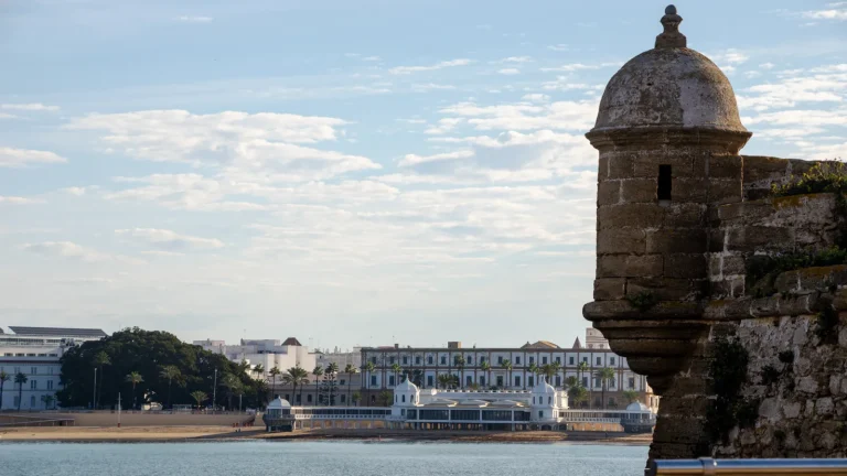 Garita del Castillo de Santa Catalina con la playa de La Caleta y el Balneario de la Palma al fondo, Cádiz