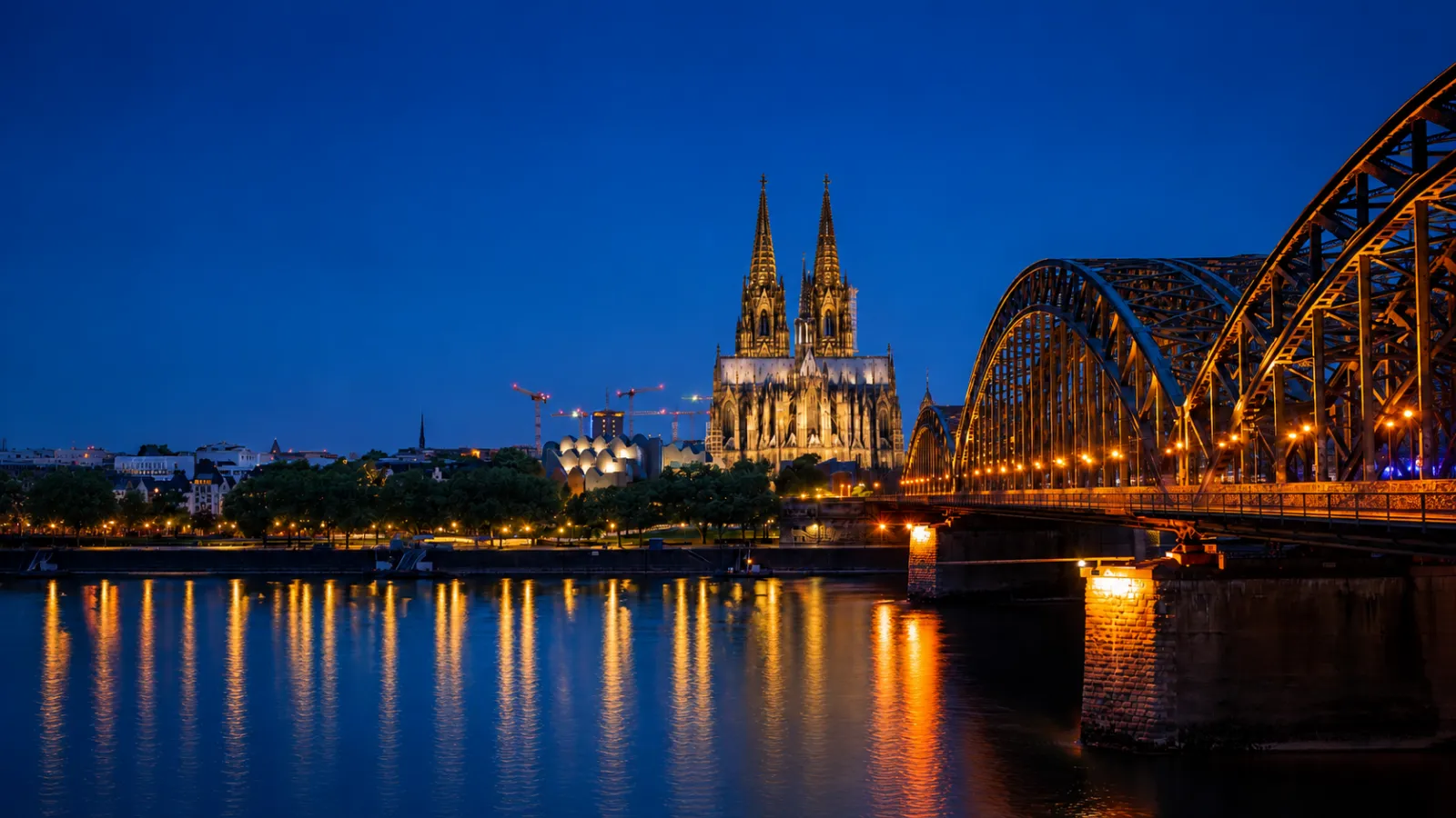 Qué ver en Colonia: la Catedral y el puente Hohenzollern sobre el Rin al anochecer