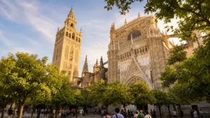 La Giralda y la Catedral de Sevilla vistas entre naranjos