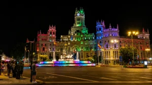 Palacio de Cibeles iluminado de noche en Madrid