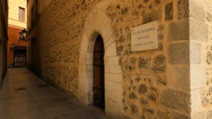 Puerta medieval de la Casa de los Lujanes en Madrid