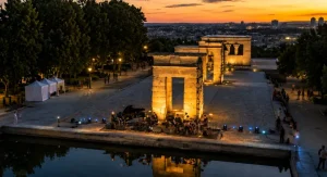 Templo de Debod iluminado al atardecer en Madrid
