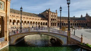 Puente sobre el canal de la Plaza de España de Sevilla