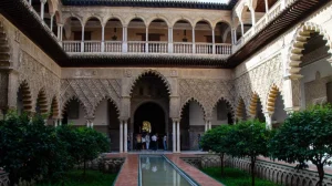 Patio interior del Real Alcázar de Sevilla con arcos y estanque