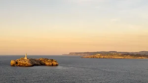 Qué ver en Santander: Faro de la Isla de Mouro a la entrada de la bahía de Santander al atardecer