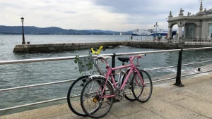 Bicicletas en el paseo marítimo de Santander frente al embarcadero de la bahía