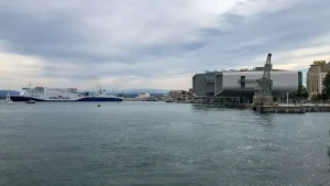 Ferry de Brittany Ferries entrando en la bahía de Santander junto al Centro Botín y la grúa de piedra
