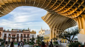 Plaza bajo las Setas de Sevilla con edificios del centro histórico