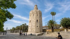 Torre del Oro de Sevilla junto al paseo y las palmeras
