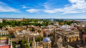 Qué ver en Sevilla. Vista panorámica desde la Giralda con la Catedral y el Real Alcázar