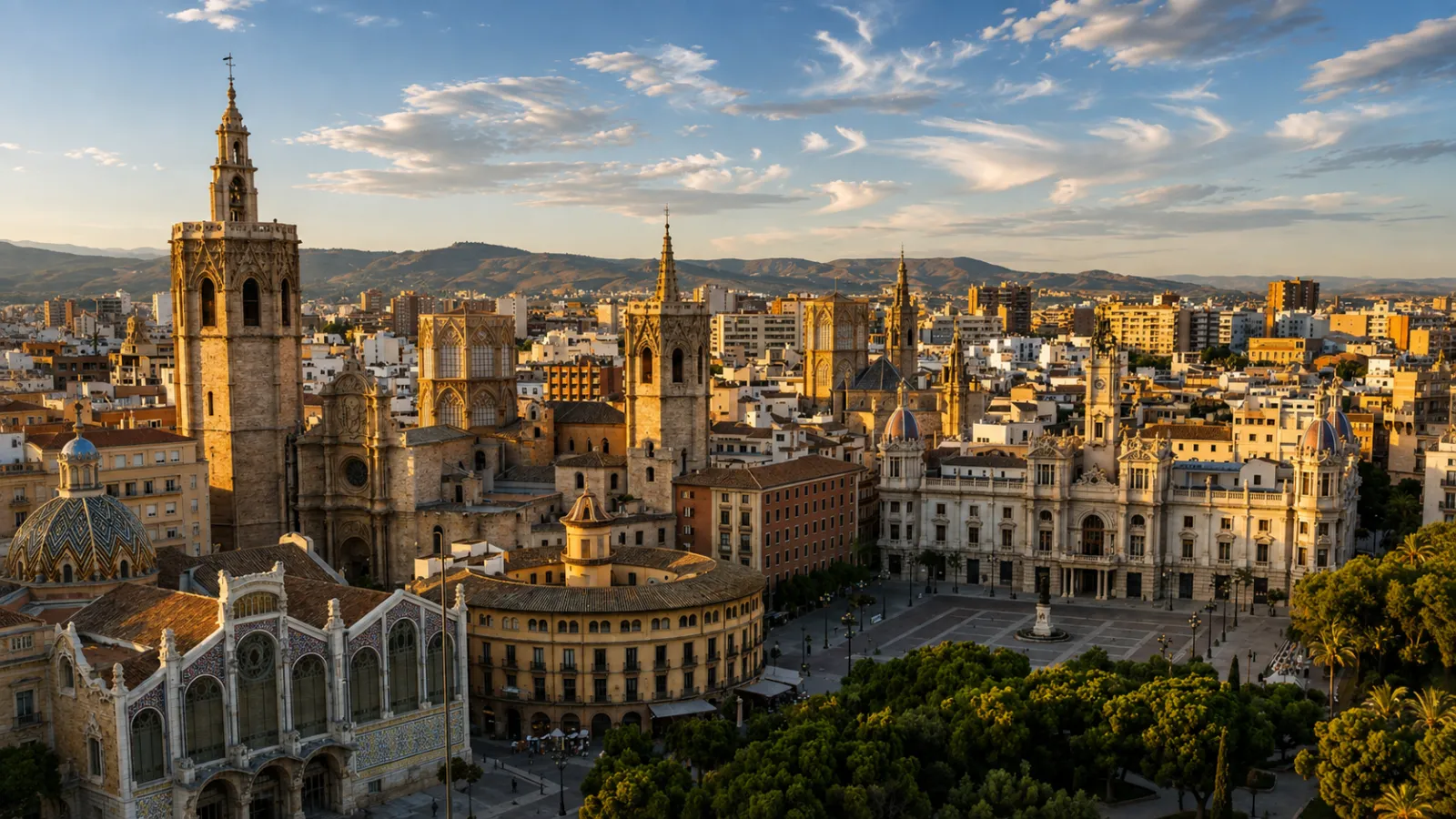 Qué ver en Valencia: vista del centro histórico con el Miguelete y la Catedral