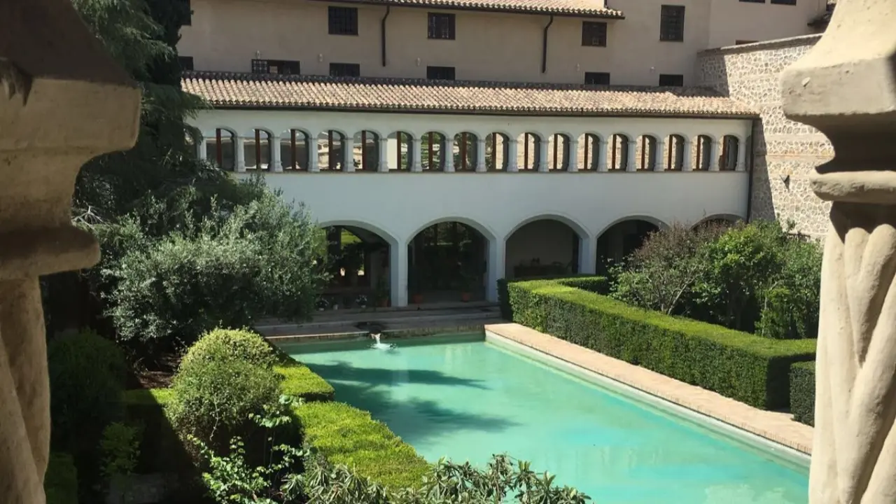 Alberca y galería de arcos del patio del Alcázar en el Monasterio de Santa Clara, en Murcia