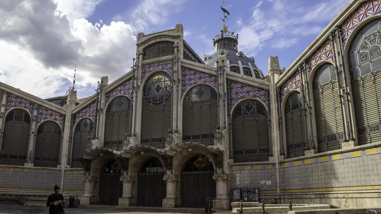 Fachada modernista con vidrieras, cerámica y cúpula del Mercado Central, Valencia