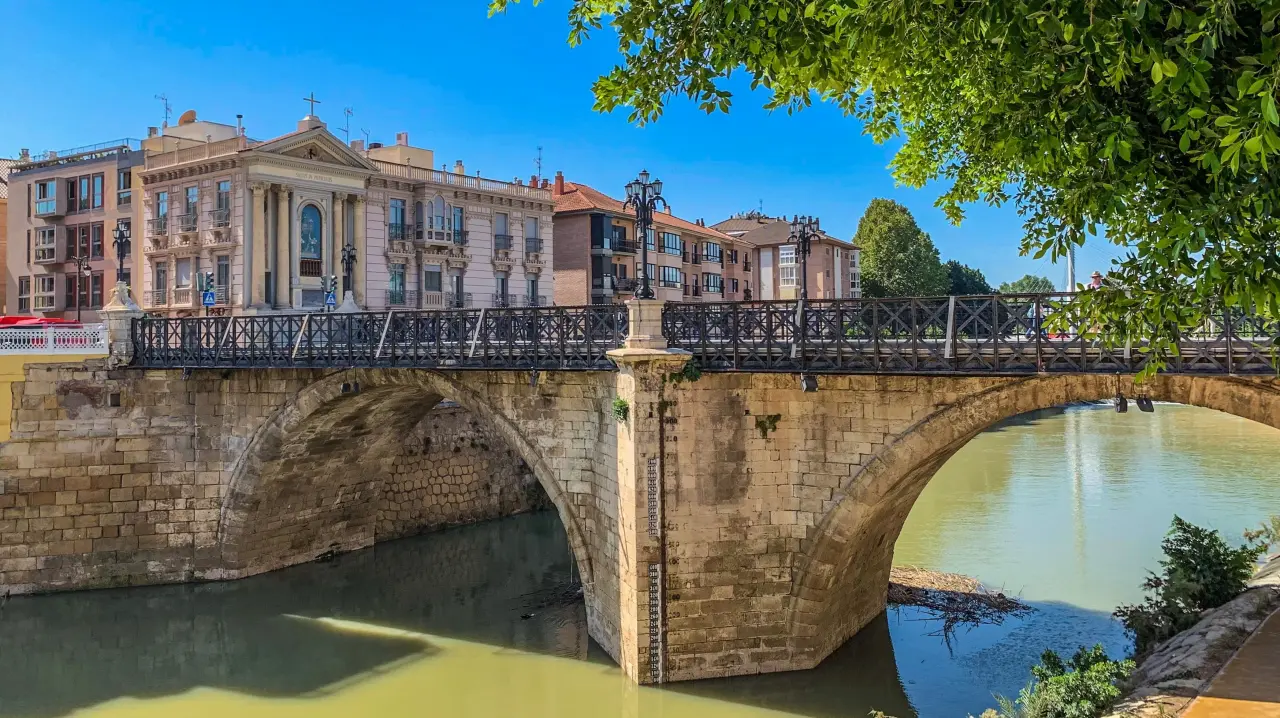 Qué ver en Murcia: arcos de piedra del Puente de los Peligros sobre el río Segura