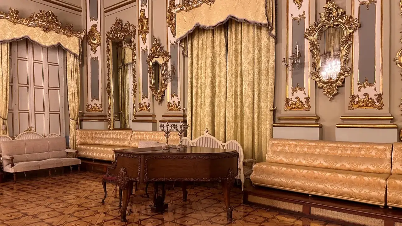 Salón de baile del Real Casino de Murcia, con espejos dorados, molduras rococó y suelo de parqué taraceado