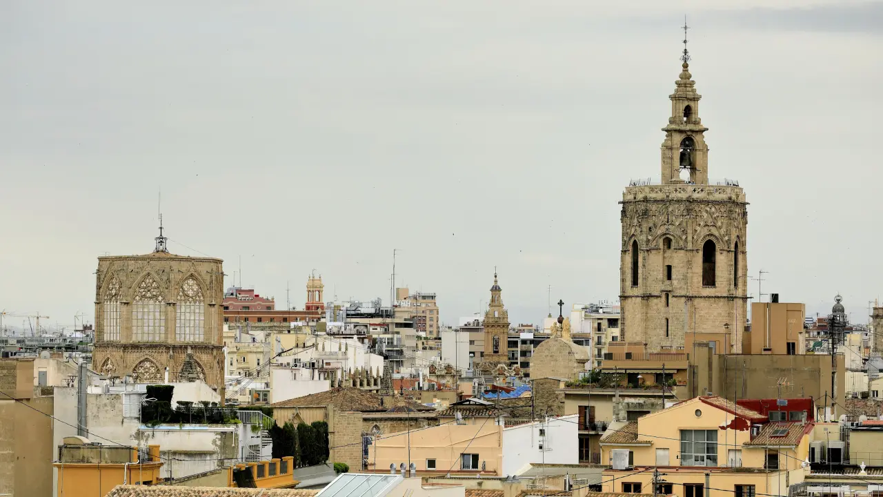 Torre octogonal del Miguelete y cimborrio de la Catedral sobre los tejados del casco antiguo, Valencia