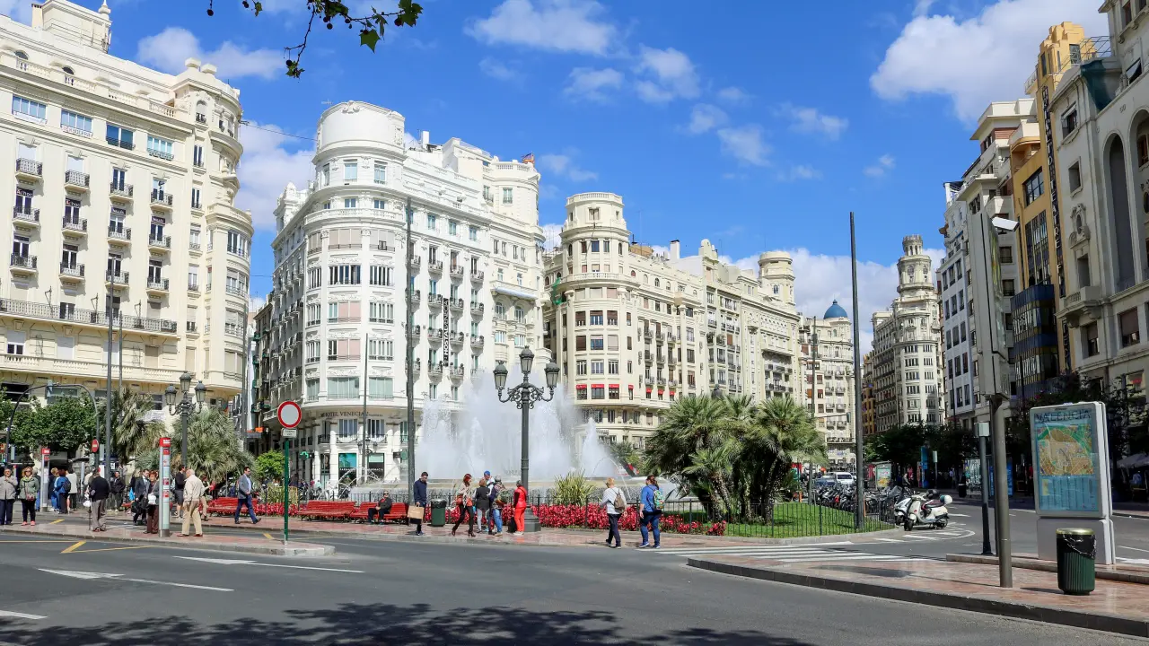 Fuente y edificios blancos de principios del siglo XX en la plaza del Ayuntamiento, Valencia