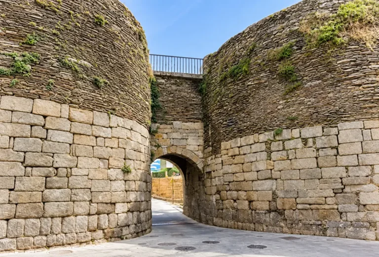 Arco de piedra de la Porta Miñá abierto en la muralla romana de Lugo