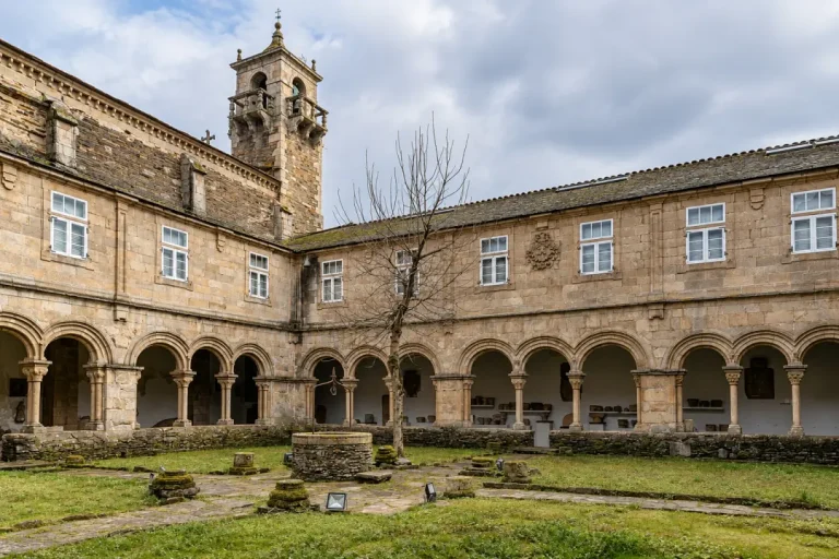 Claustro gótico del antiguo convento de San Francisco, sede del Museo Provincial de Lugo