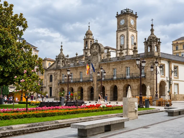 Fachada barroca del Concello con su torre del reloj en la Praza Maior de Lugo
